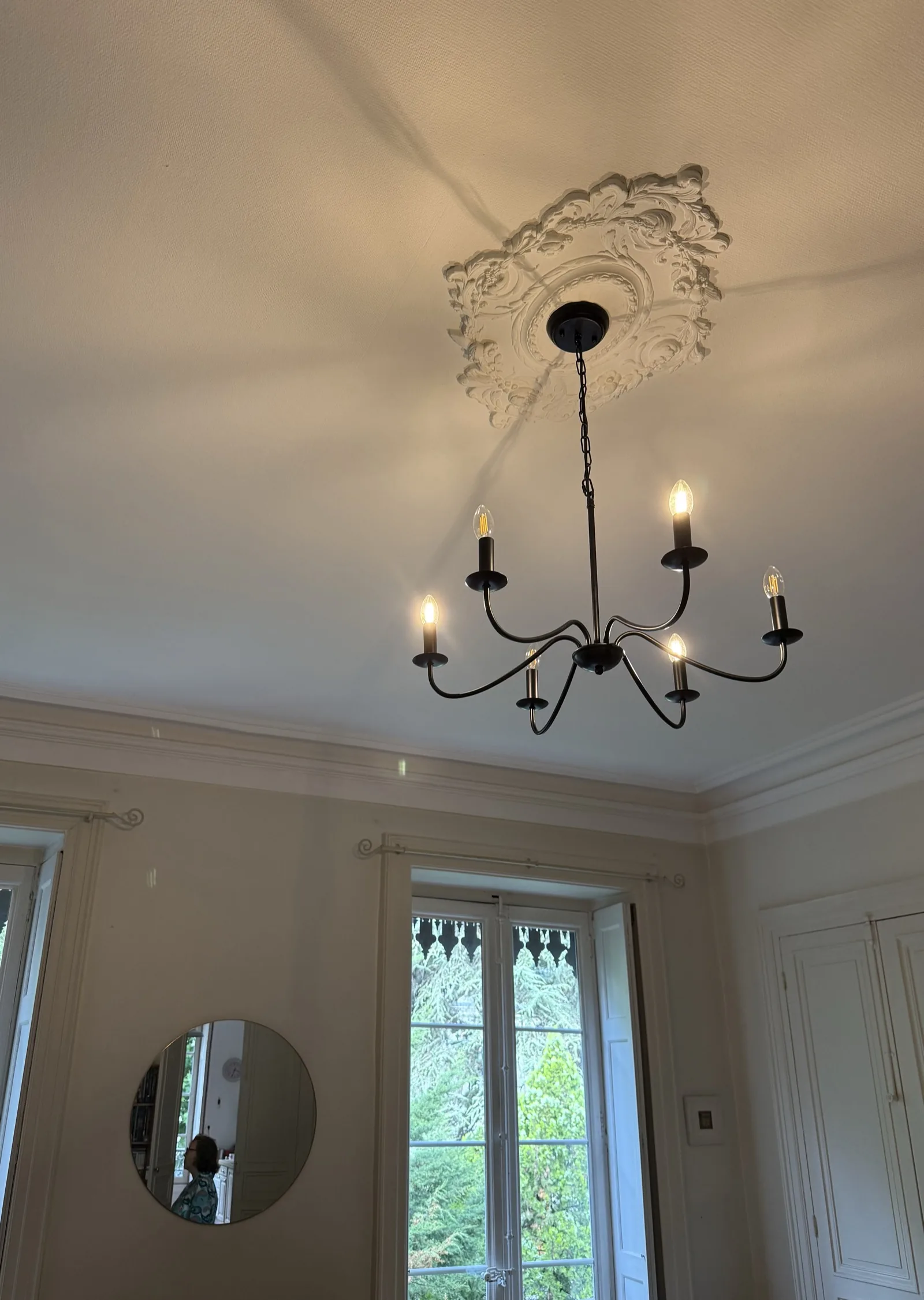 Après : lustre 5 branches installé et allumé