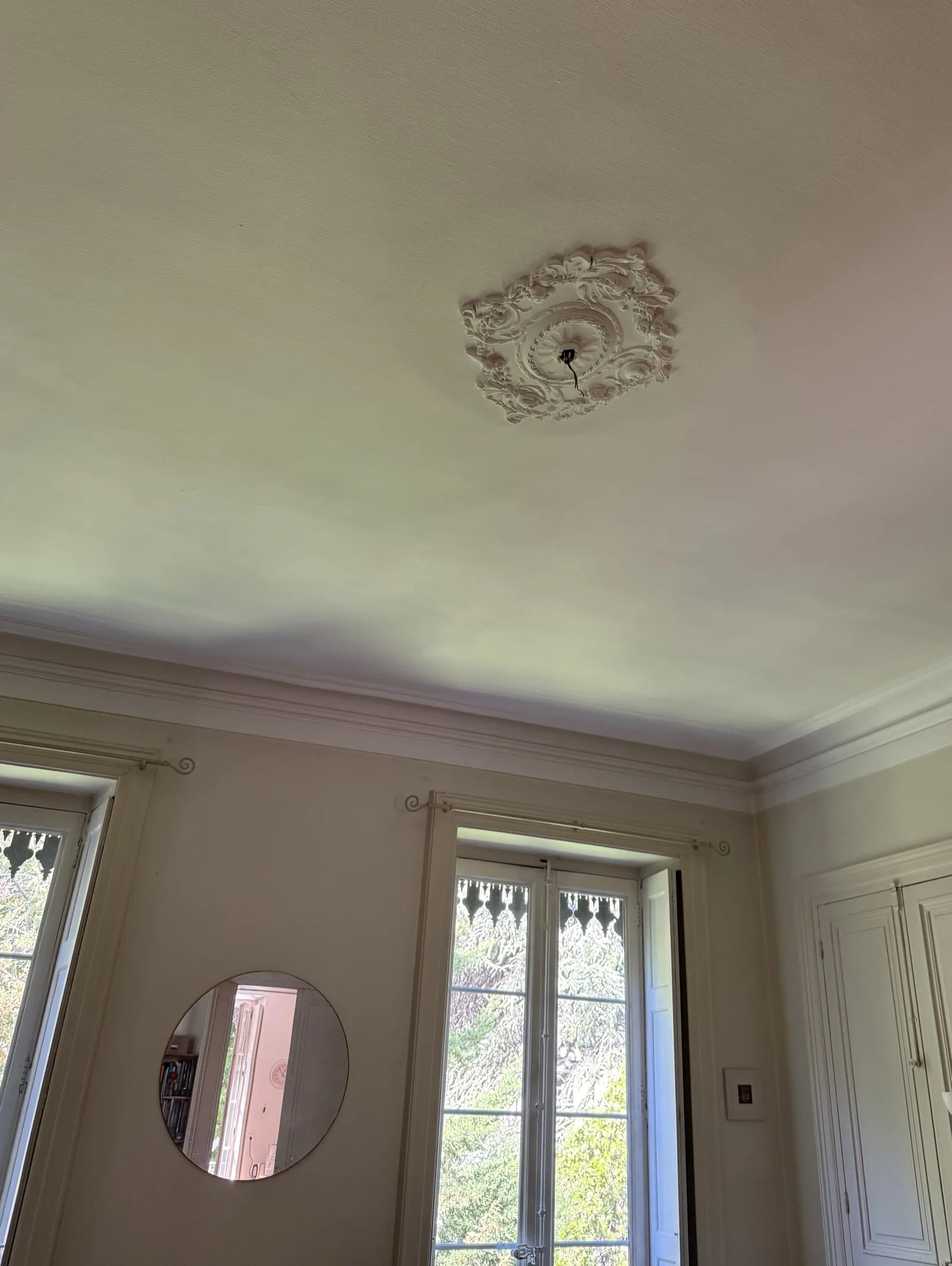 Avant : rosace avec fil nu, aucun luminaire